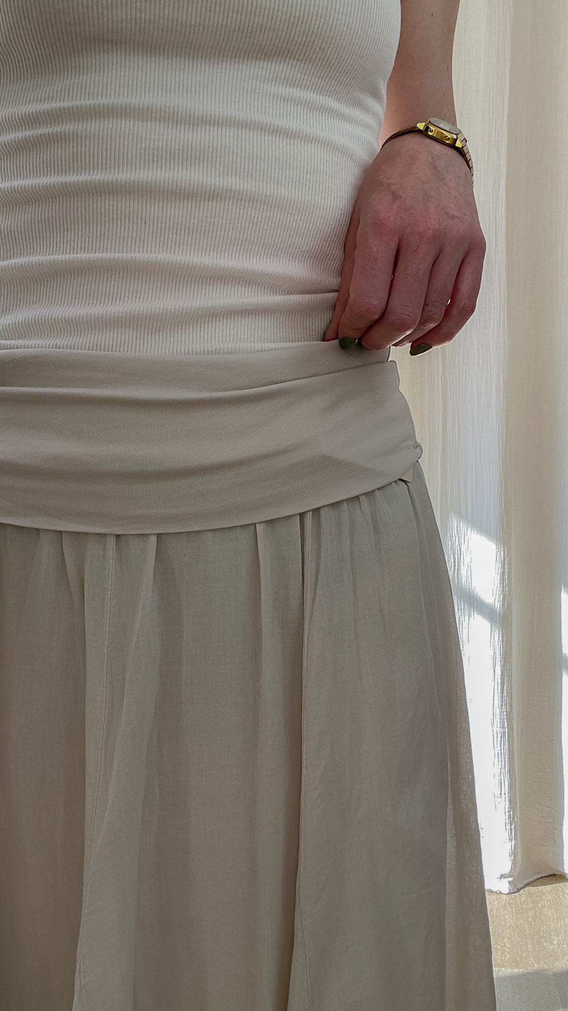 Jupe longue beige fluide taille élastique plissée Miranda portée avec top blanc côtelé femme