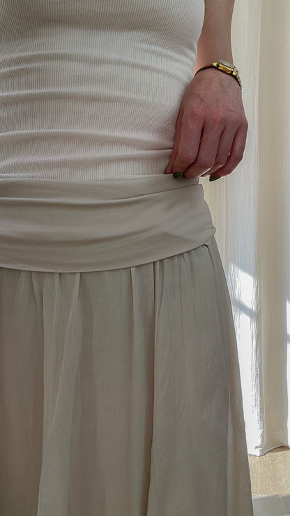 Jupe longue beige fluide taille élastique plissée Miranda portée avec top blanc côtelé femme