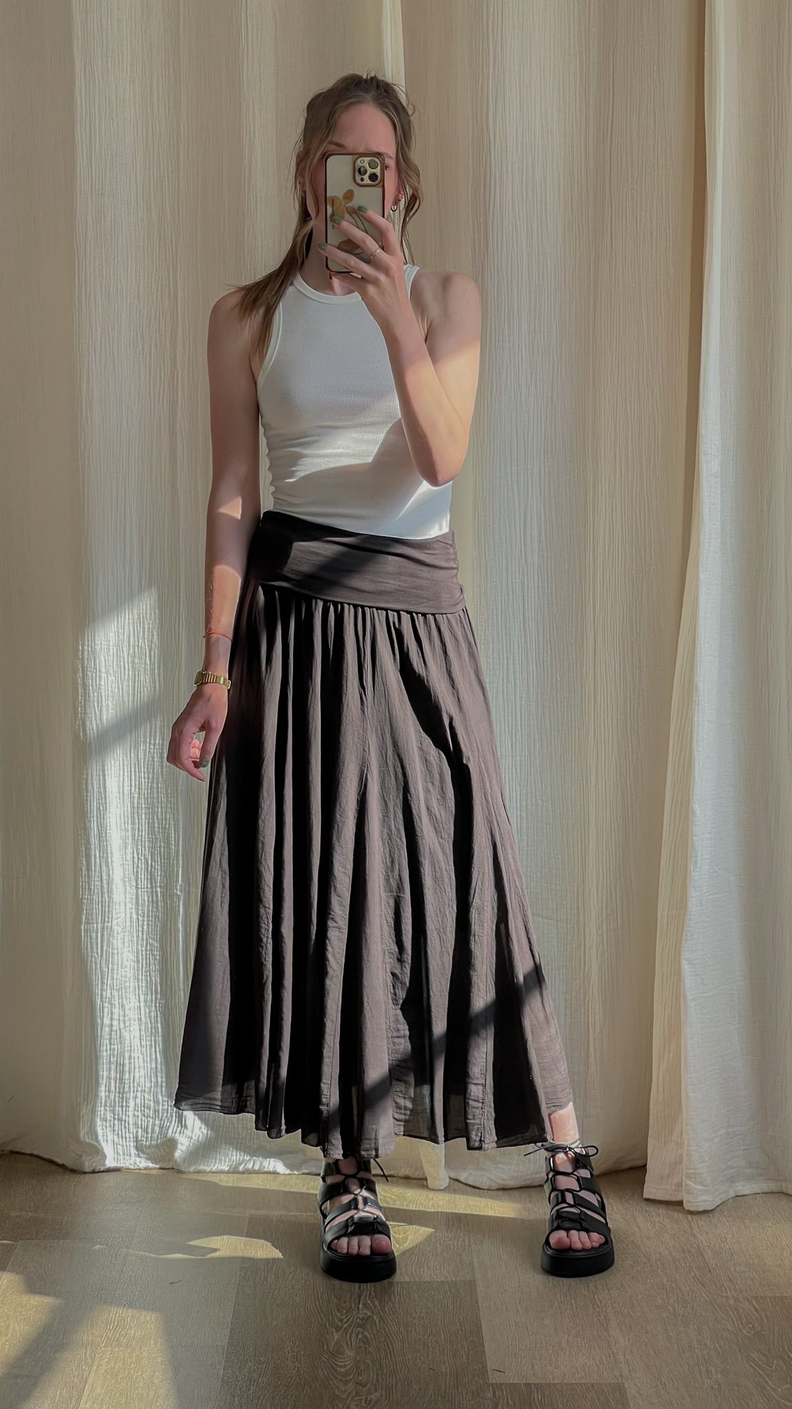 Jupe longue fluide taupe Miranda taille élastique noire, style bohème chic femme, portée avec top blanc et sandales