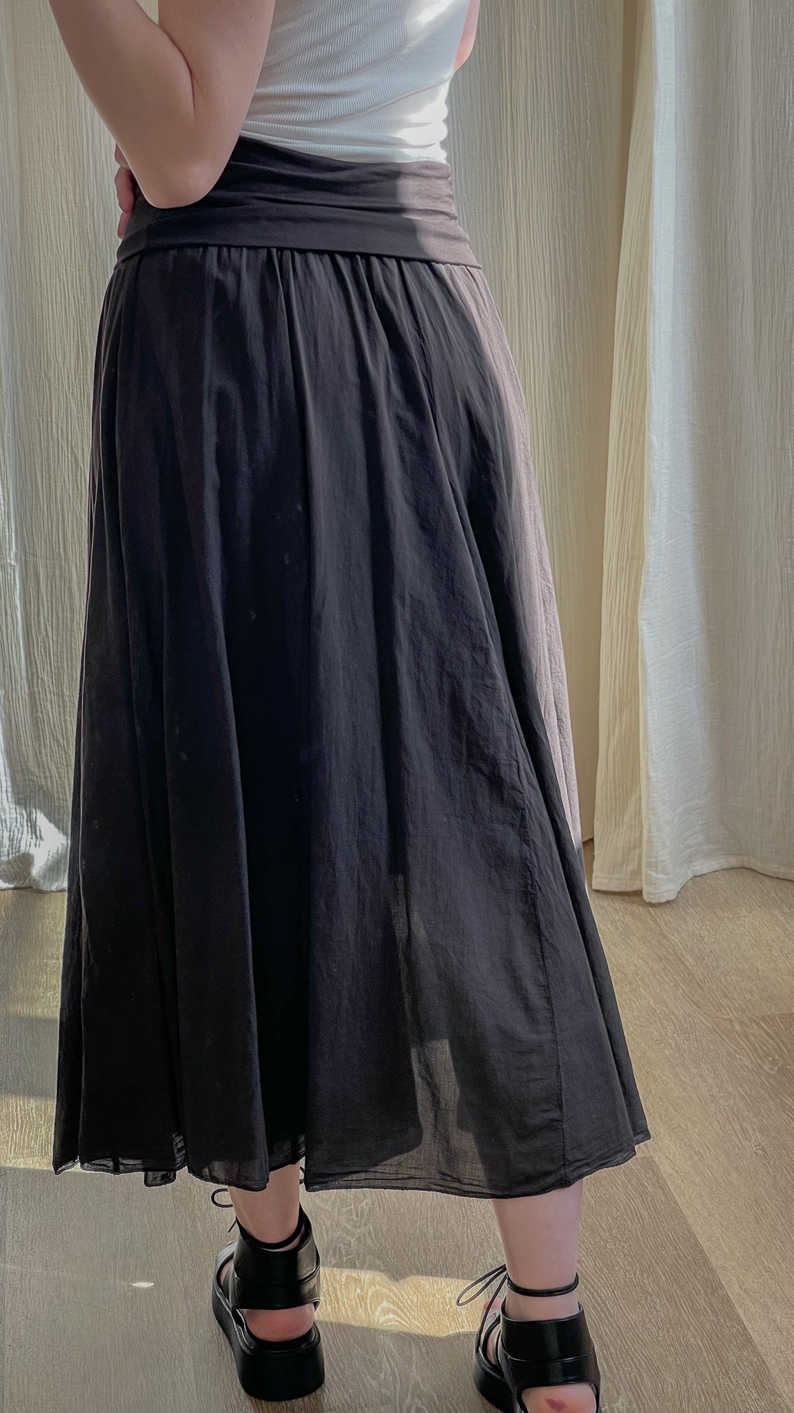Jupe midi noire fluide taille haute femme coupe évasée légère style bohème chic