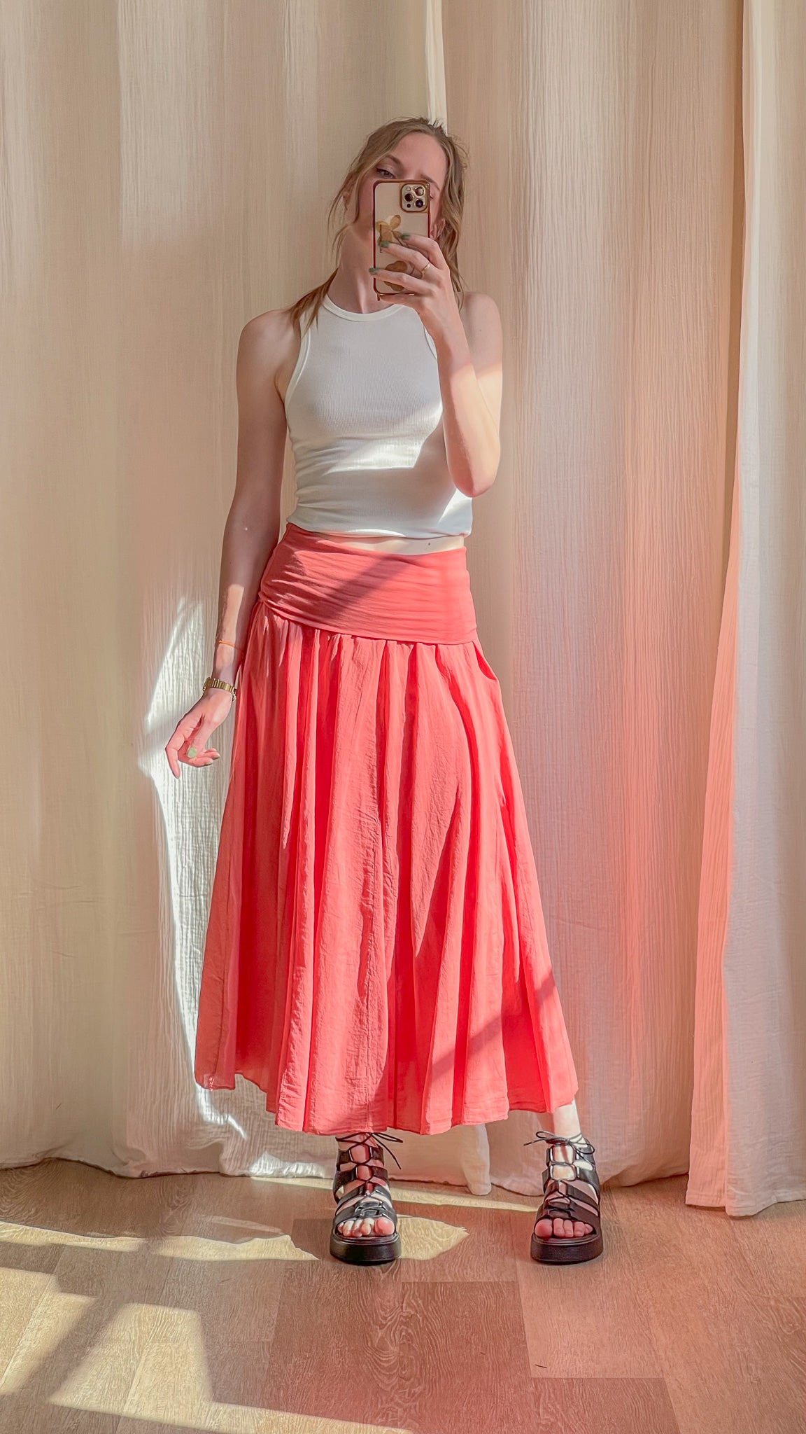 Jupe midi fluide corail taille haute plissée Miranda portée avec top blanc femme été