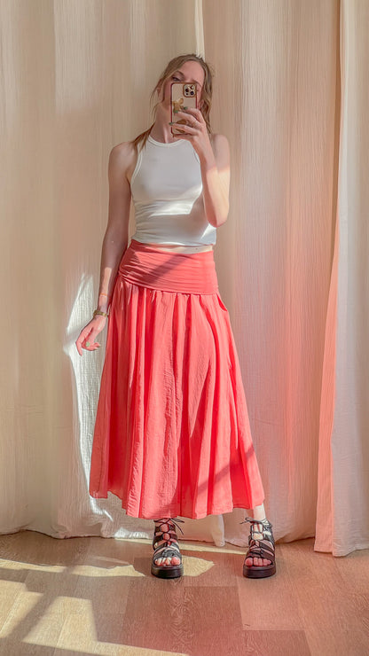 Jupe midi fluide corail taille haute plissée Miranda portée avec top blanc femme été