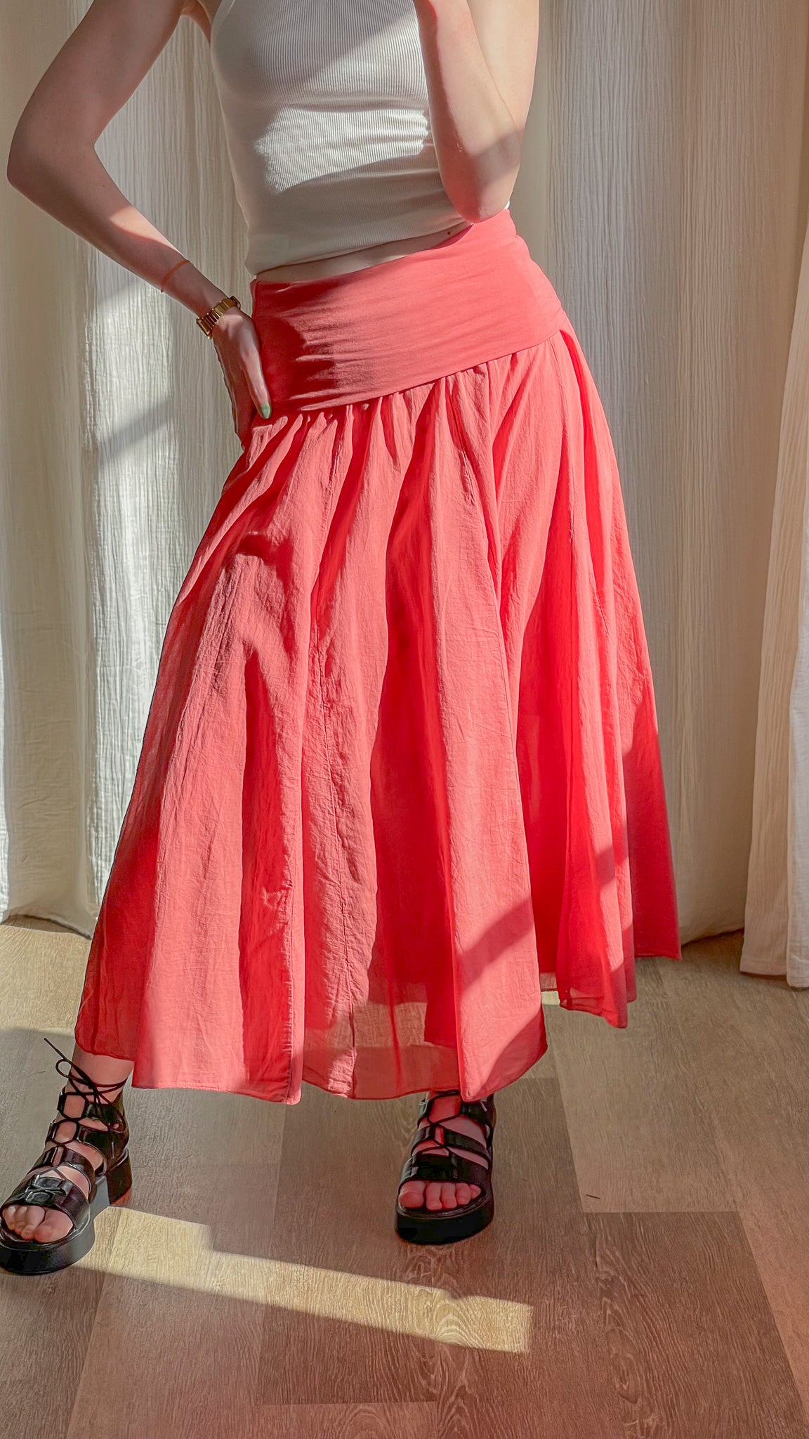 Jupe longue corail fluide taille haute plissée femme style bohème été avec sandales noires