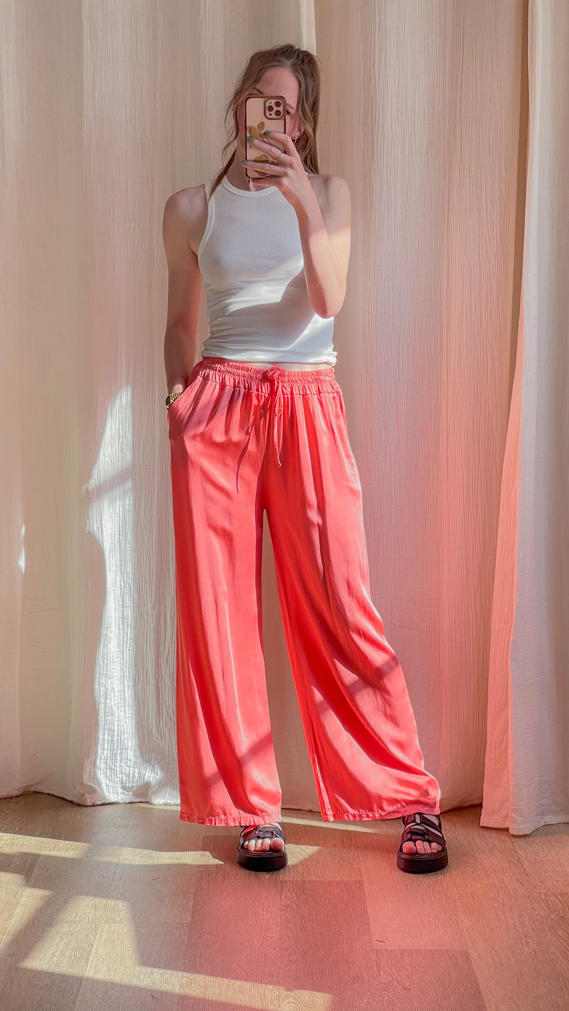Pantalon fluide satiné corail taille élastique avec lien à nouer, coupe large femme été