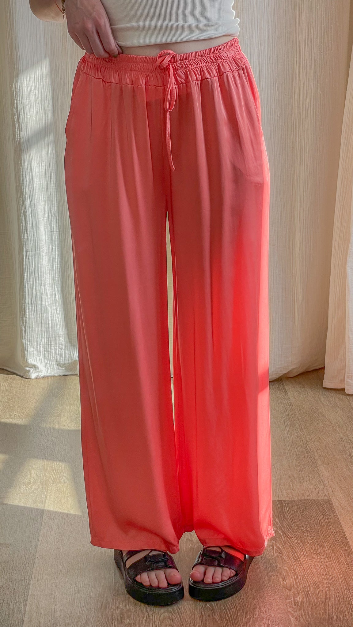 Pantalon fluide satiné corail taille élastique avec lien à nouer coupe large femme été