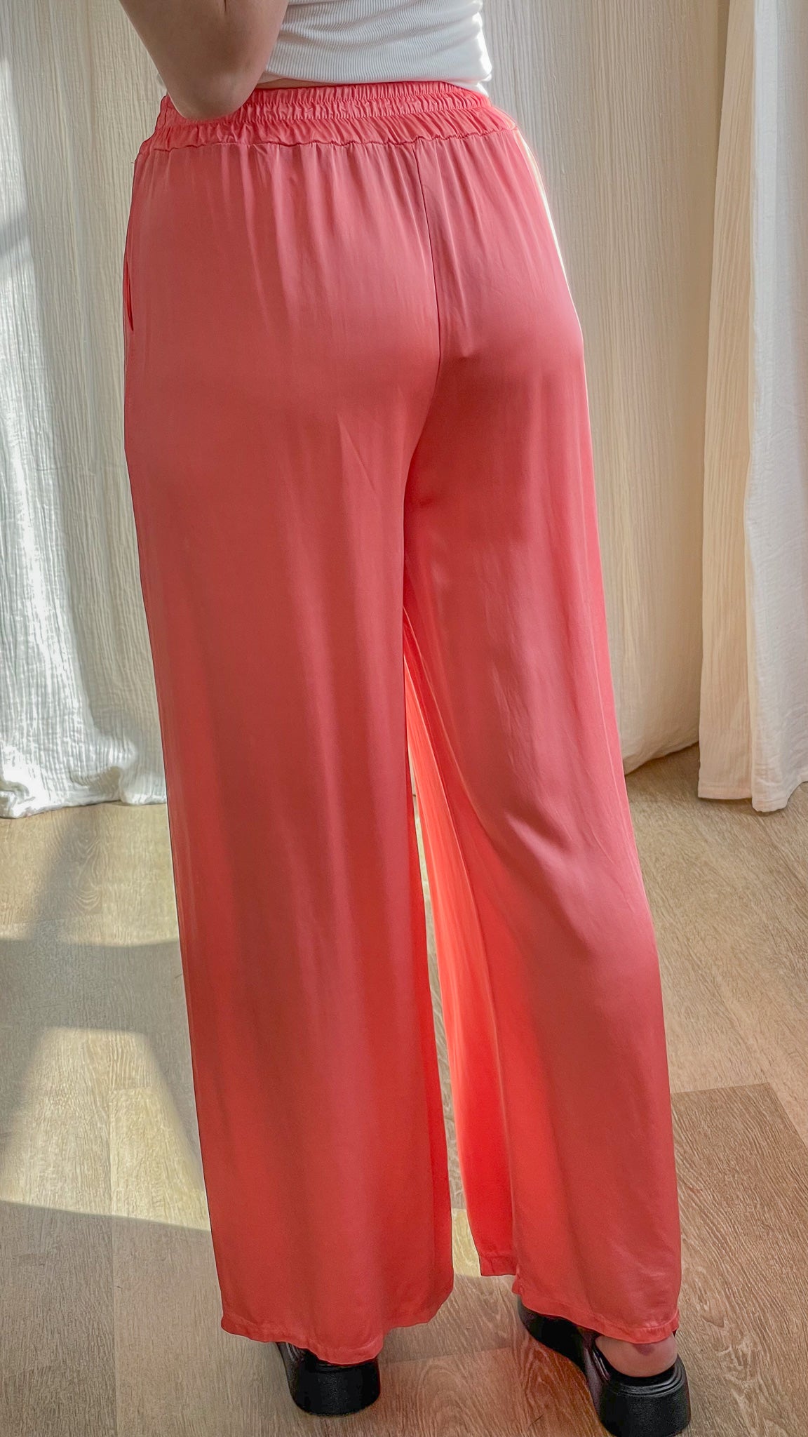 Pantalon fluide satiné corail taille élastique coupe large femme style confortable chic
