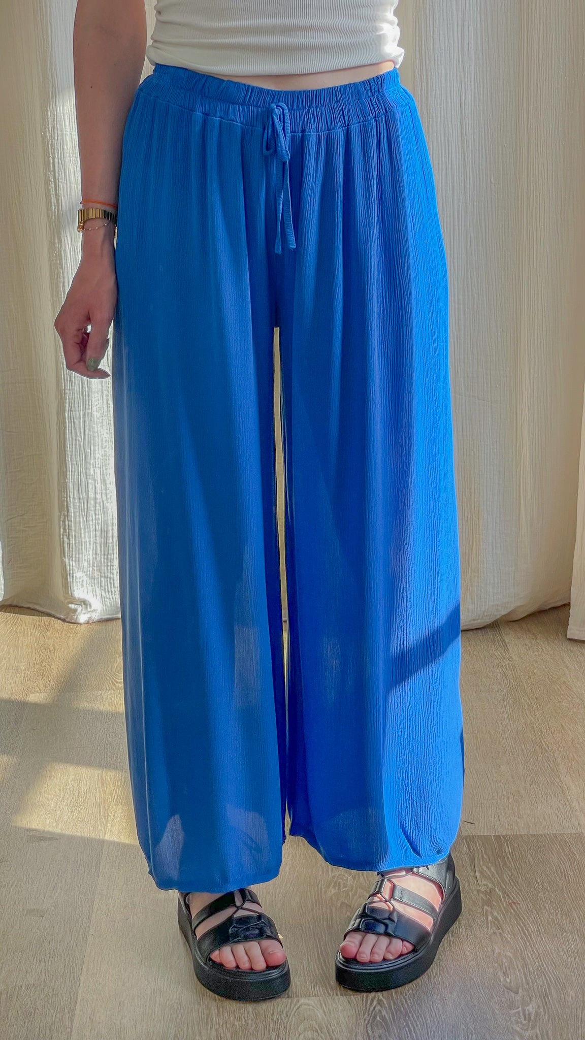 Pantalon large fluide bleu roi en viscose taille élastique avec lien à nouer style bohème femme été