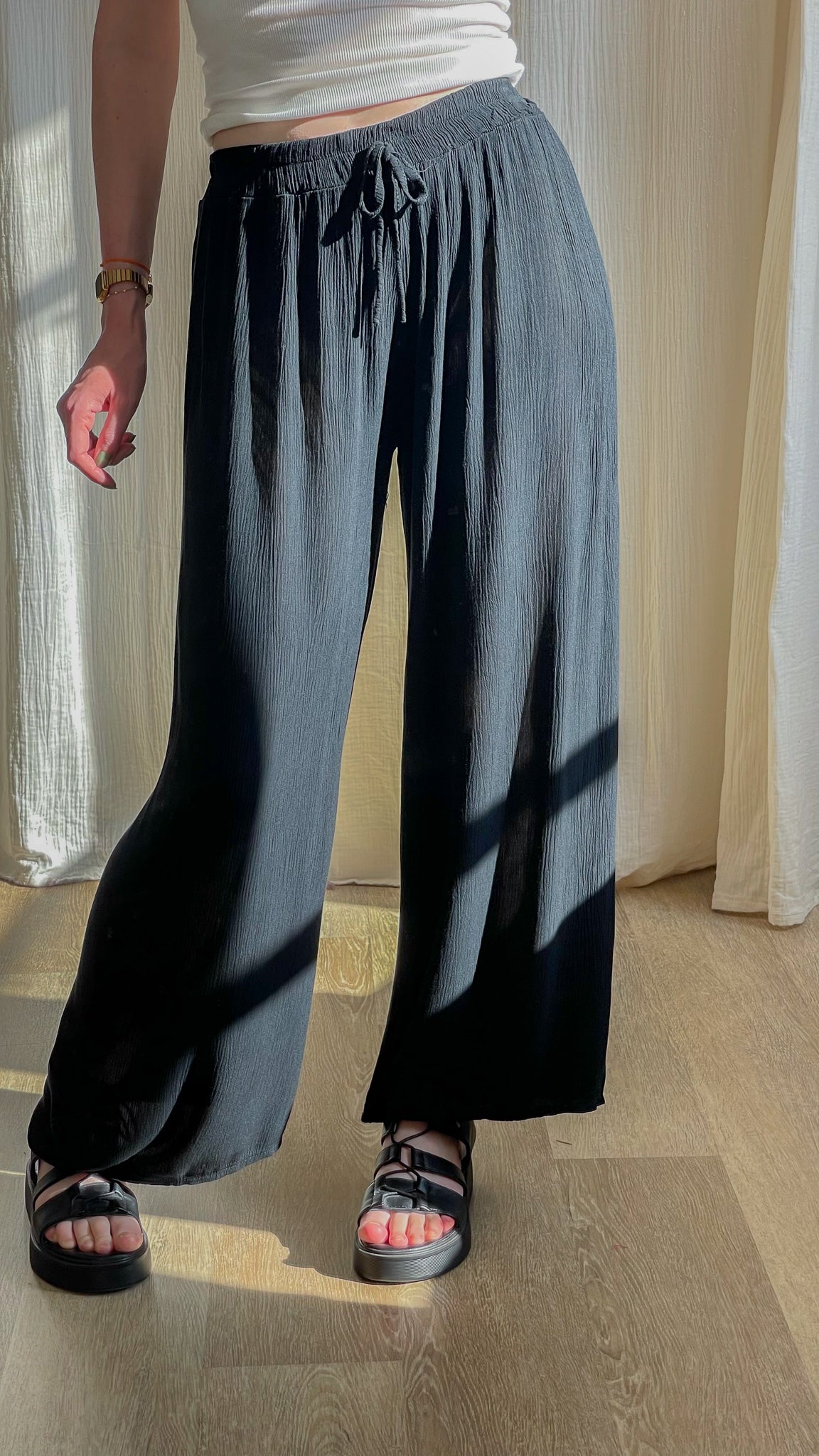 Pantalon large fluide noir en viscose taille élastique avec lien à nouer style bohème femme