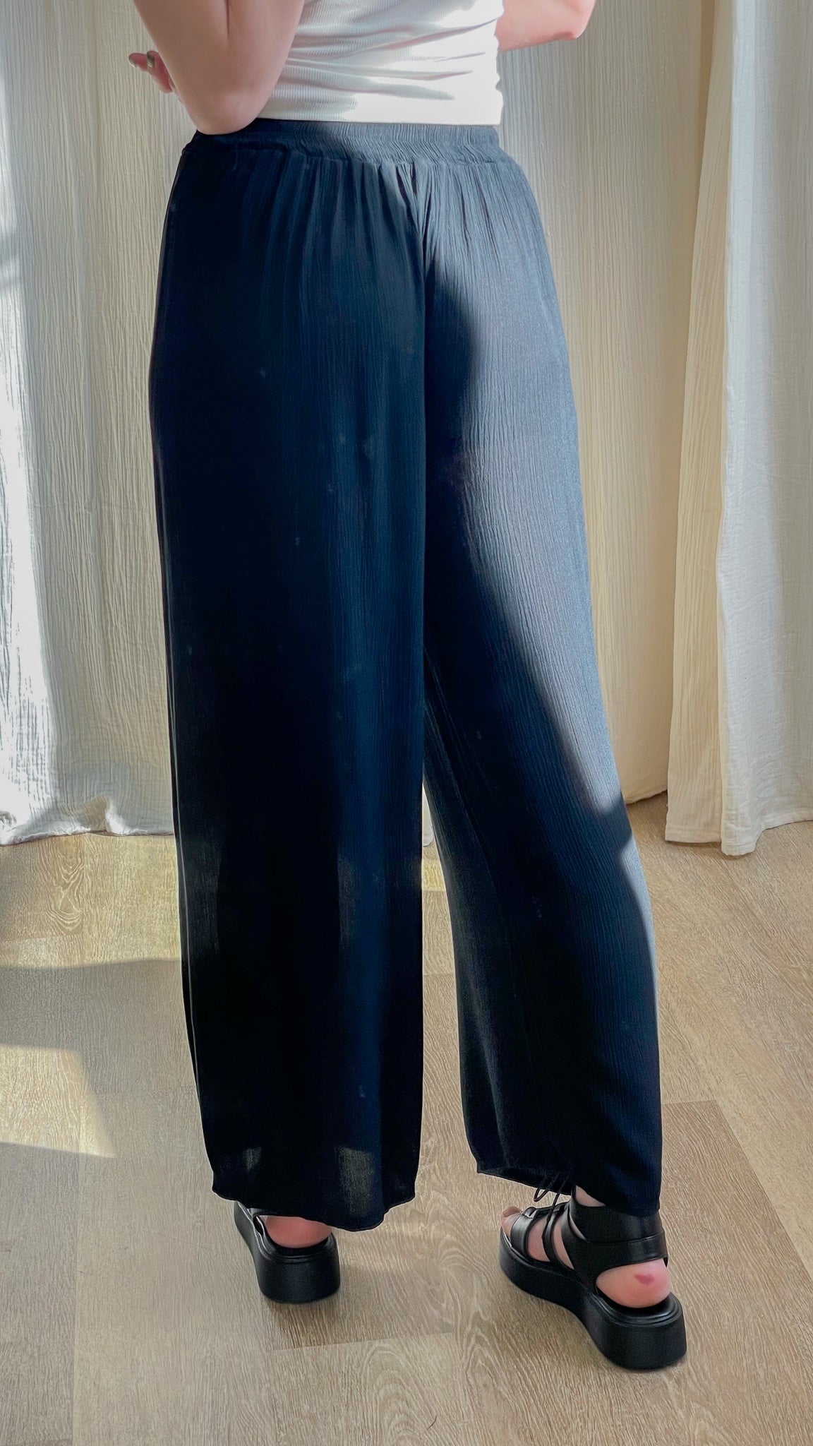 Pantalon large noir fluide en viscose taille élastique femme, coupe ample et légère style casual chic