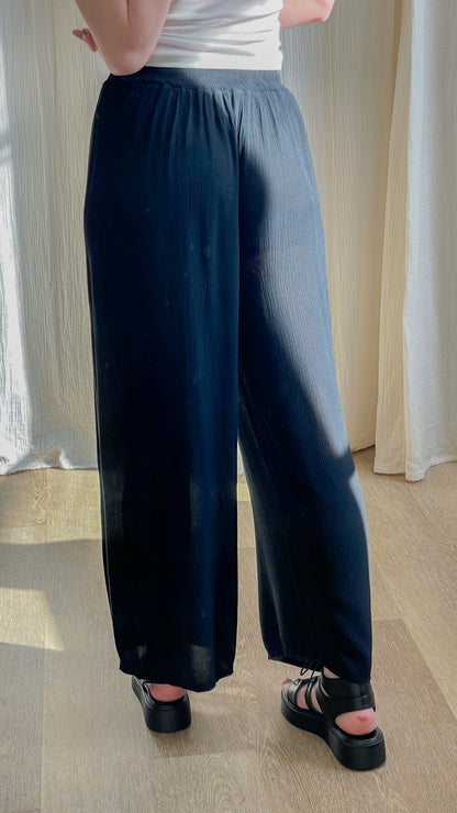 Pantalon large noir fluide en viscose taille élastique femme, coupe ample et légère style casual chic