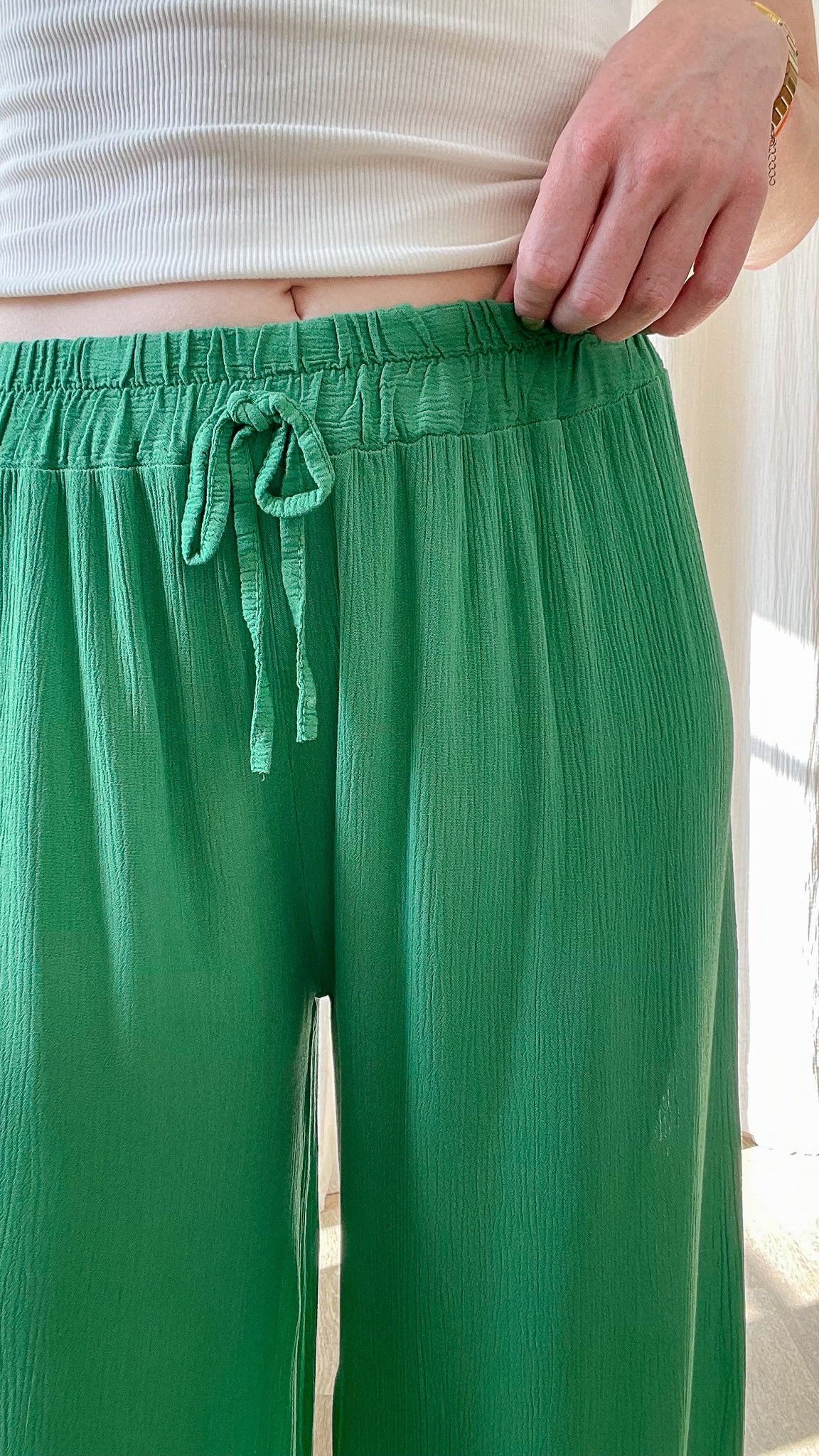Pantalon large vert émeraude en viscose fluide taille élastique avec lien à nouer femme style casual chic