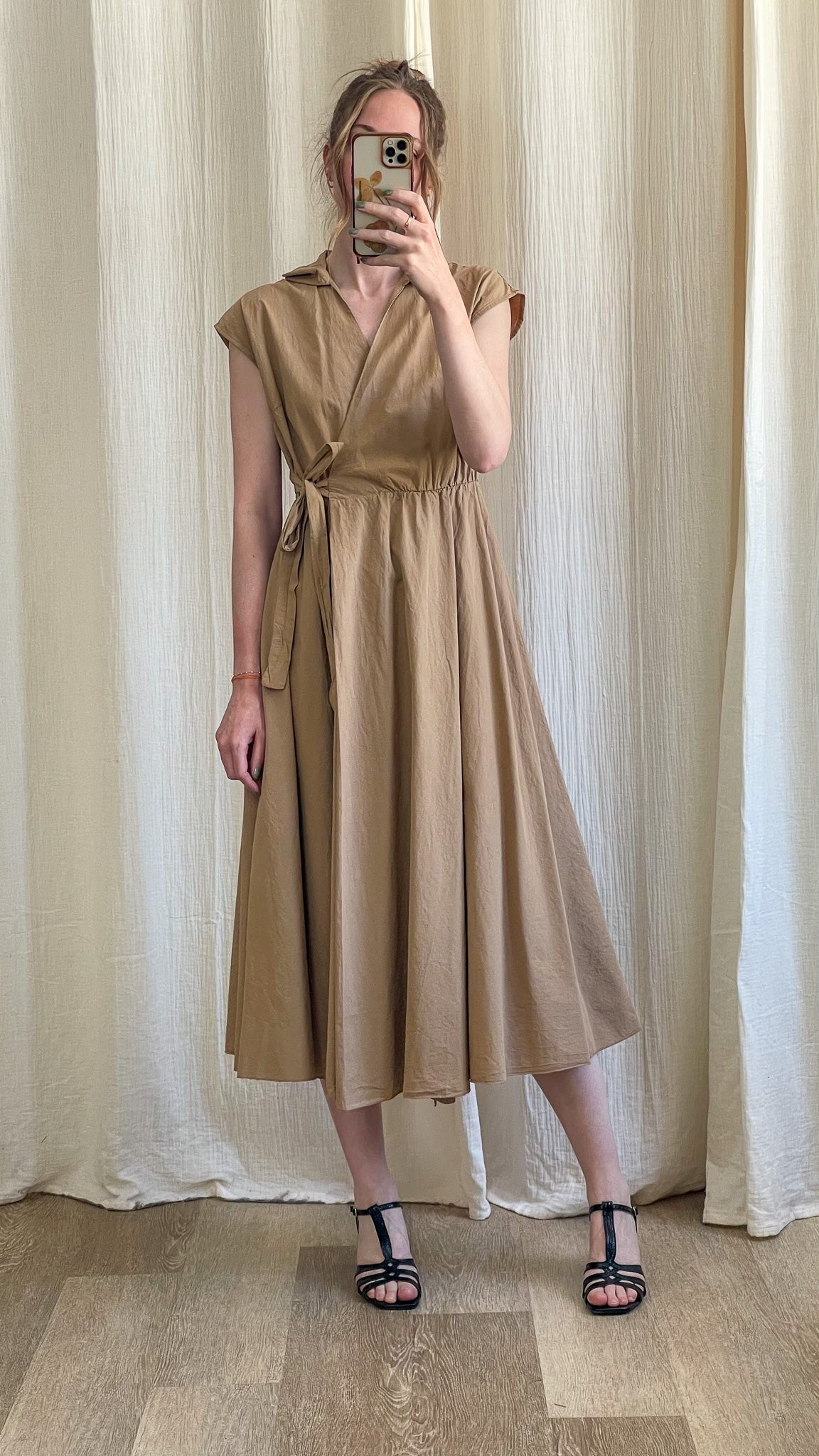 Robe portefeuille beige camel Laurine en coton avec col chemise et jupe évasée midi femme été