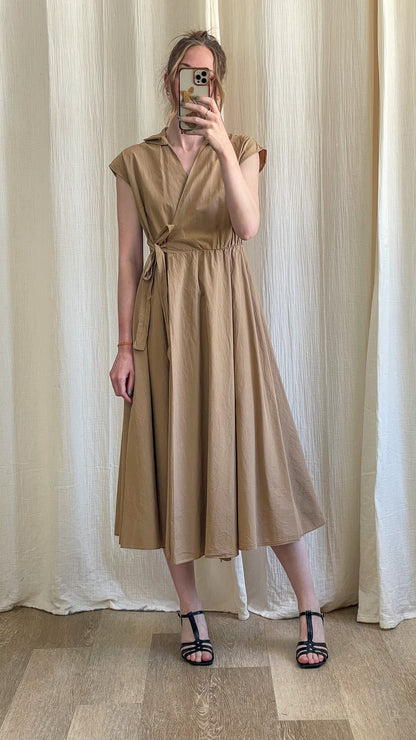 Robe portefeuille beige camel Laurine en coton avec col chemise et jupe évasée midi femme été