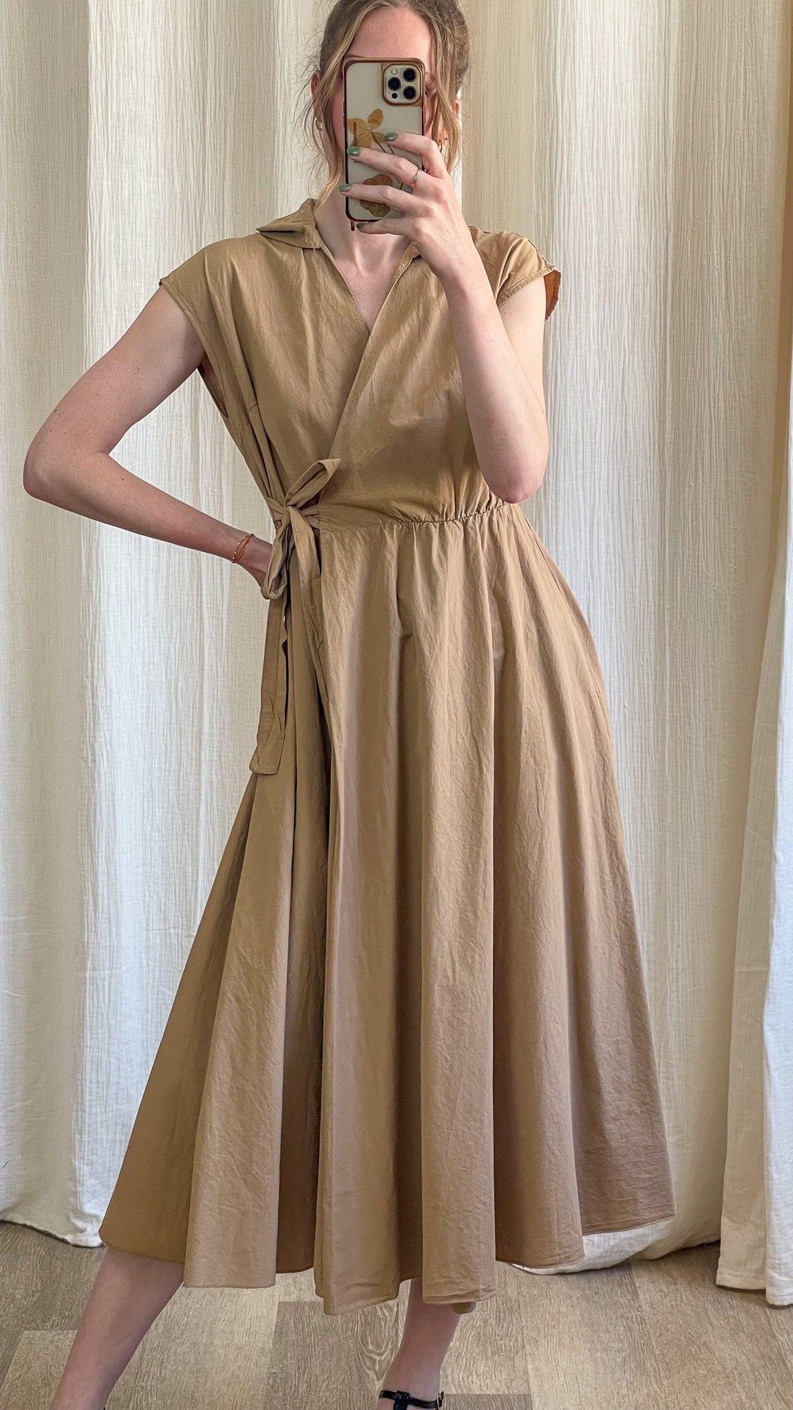 Robe portefeuille beige camel mi-longue manches courtes avec col tailleur et ceinture à nouer femme été