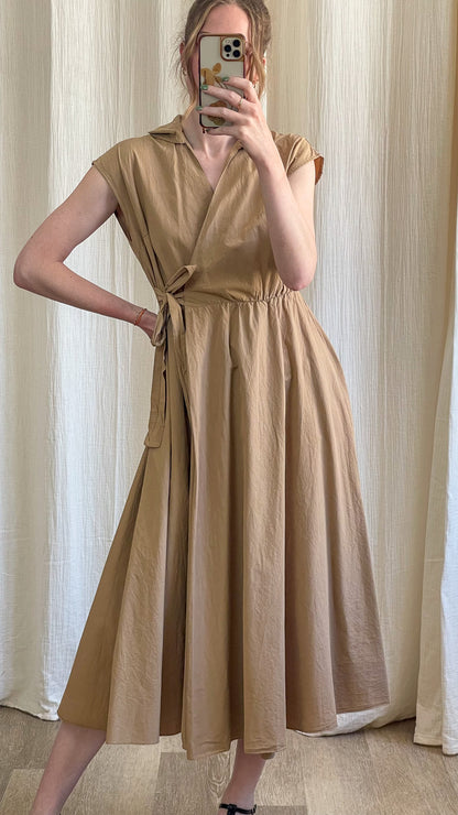 Robe portefeuille beige camel mi-longue manches courtes avec col tailleur et ceinture à nouer femme été