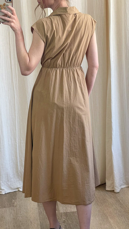Robe Laurine beige camel midi sans manches col chemise taille élastiquée dos femme style casual chic été