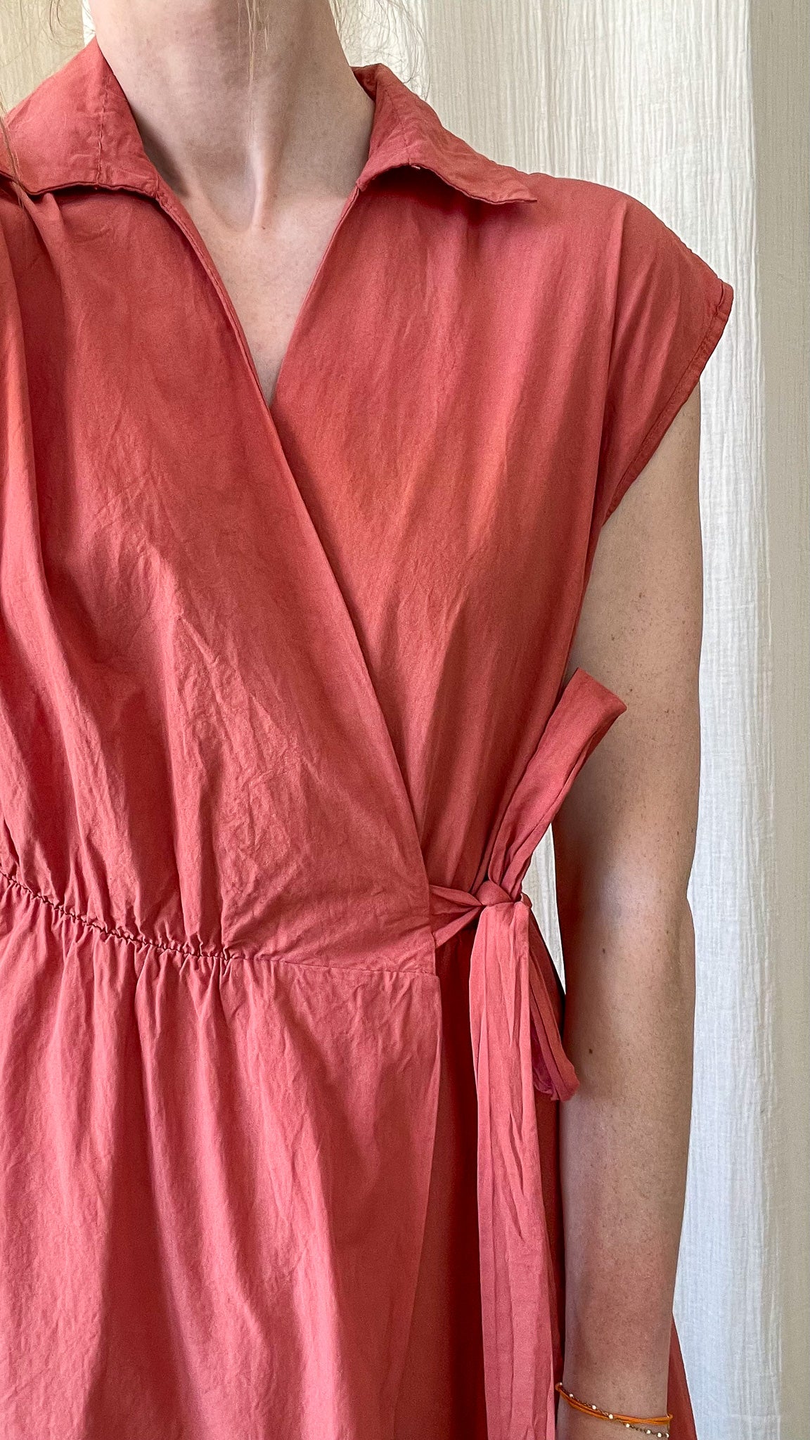 Robe portefeuille Laurine couleur terracotta avec col chemise et ceinture à nouer style casual chic femme été