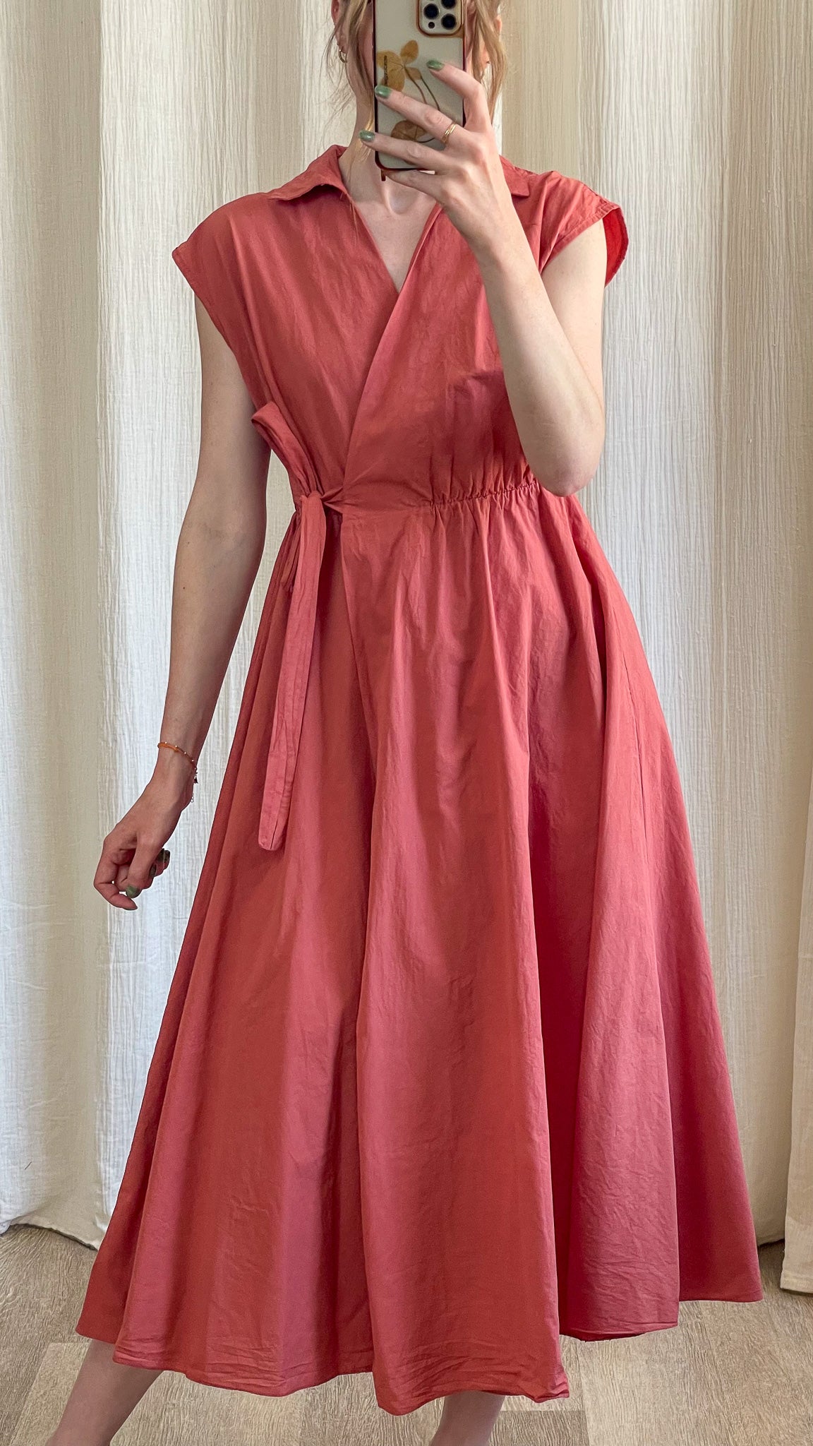 Robe Laurine corail coupe portefeuille col V manches courtes taille élastiquée midi fluide femme été