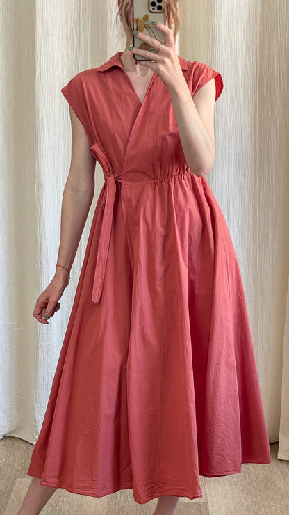 Robe Laurine corail coupe portefeuille col V manches courtes taille élastiquée midi fluide femme été
