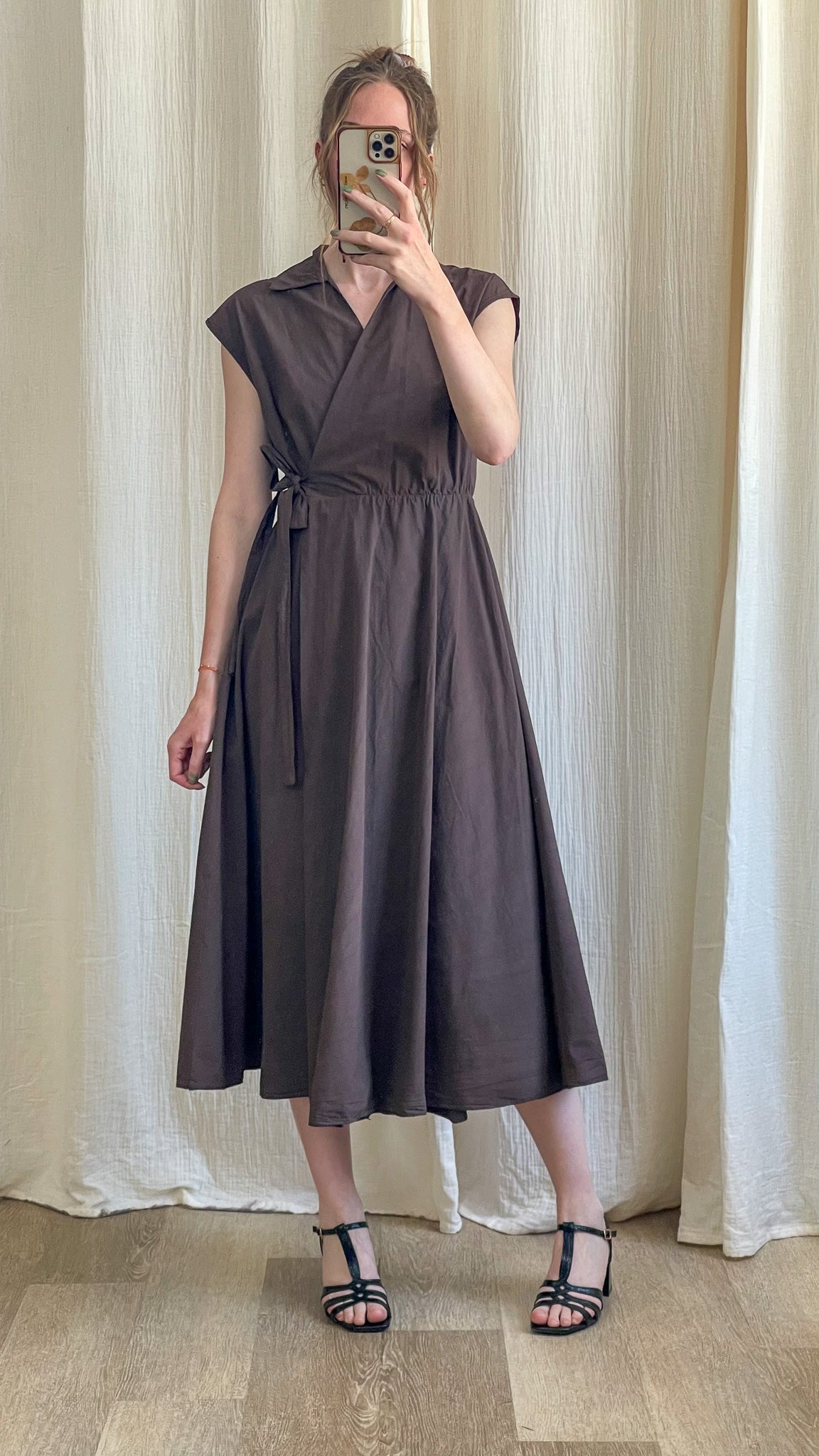 Robe portefeuille marron chocolat coupe midi évasée col tailleur sans manches femme élégante été