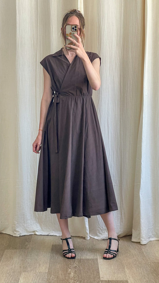 Robe portefeuille marron chocolat coupe midi évasée col tailleur sans manches femme élégante été