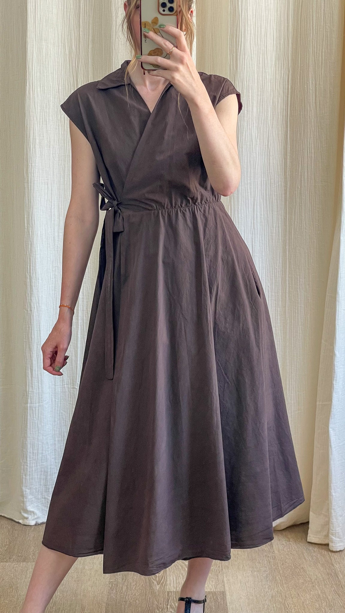 Robe portefeuille marron chocolat coupe midi évasée col tailleur manches courtes femme style élégant décontracté