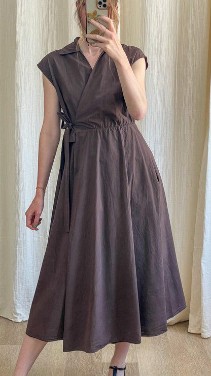 Robe portefeuille marron chocolat coupe midi évasée col tailleur manches courtes femme style élégant décontracté