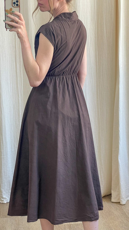 Robe Laurine marron chocolat sans manches col montant taille élastiquée coupe midi évasée femme élégante été