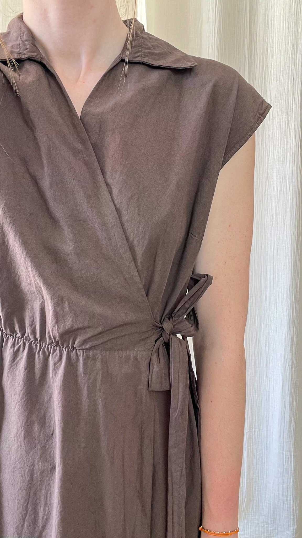 Robe portefeuille marron taupe col chemise manches courtes avec ceinture à nouer femme style minimaliste
