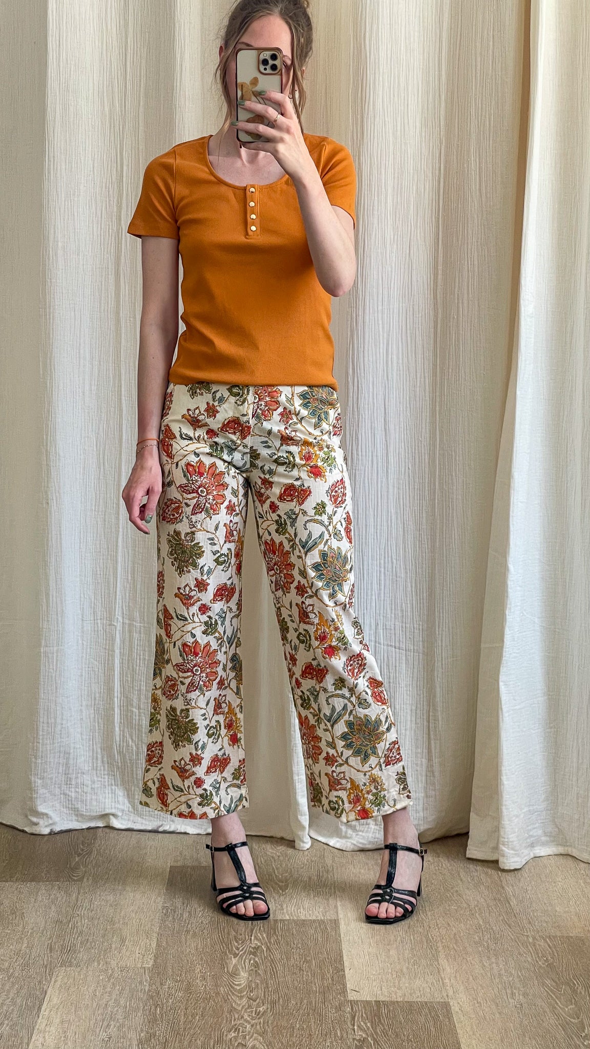 Pantalon fleurie coton coupe droite évasée motif floral vintage tons orangés et verts femme taille haute style bohème