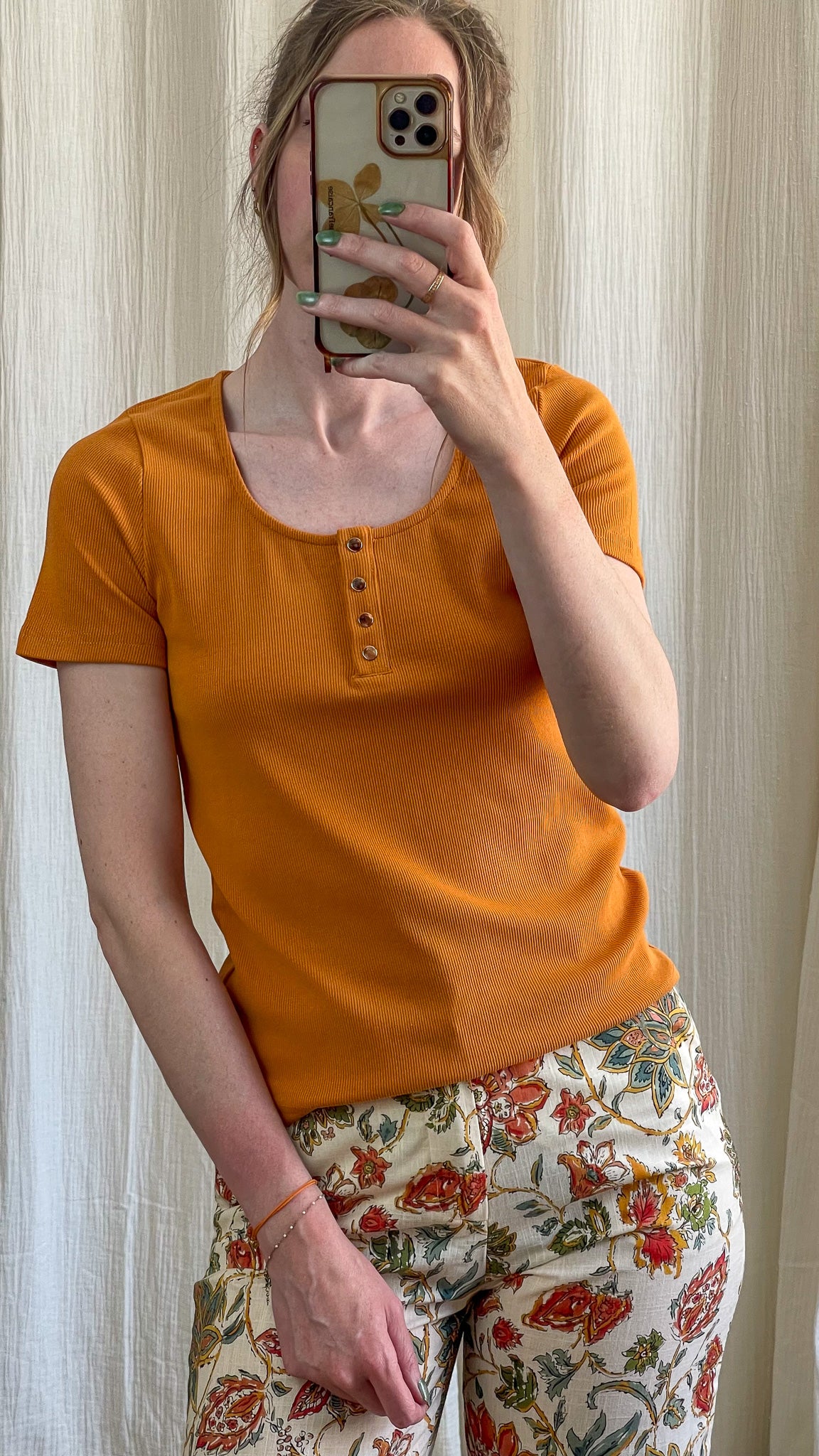 T-shirt côtelé orange femme col rond boutons manches courtes coupe ajustée style casual
