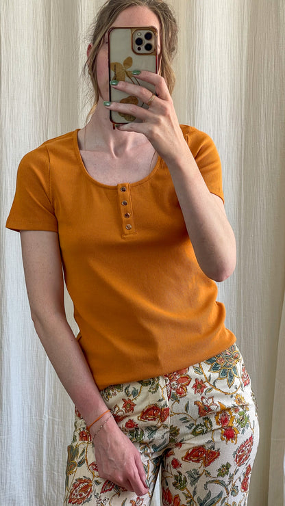 T-shirt côtelé orange femme col rond boutons manches courtes coupe ajustée style casual
