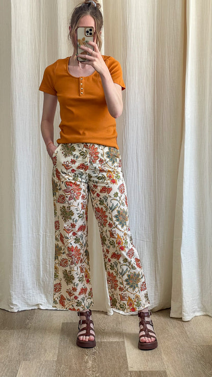 Pantalon large fleuri coton écru motifs automnaux porté avec t-shirt orange, pantalon bohème femme taille haute