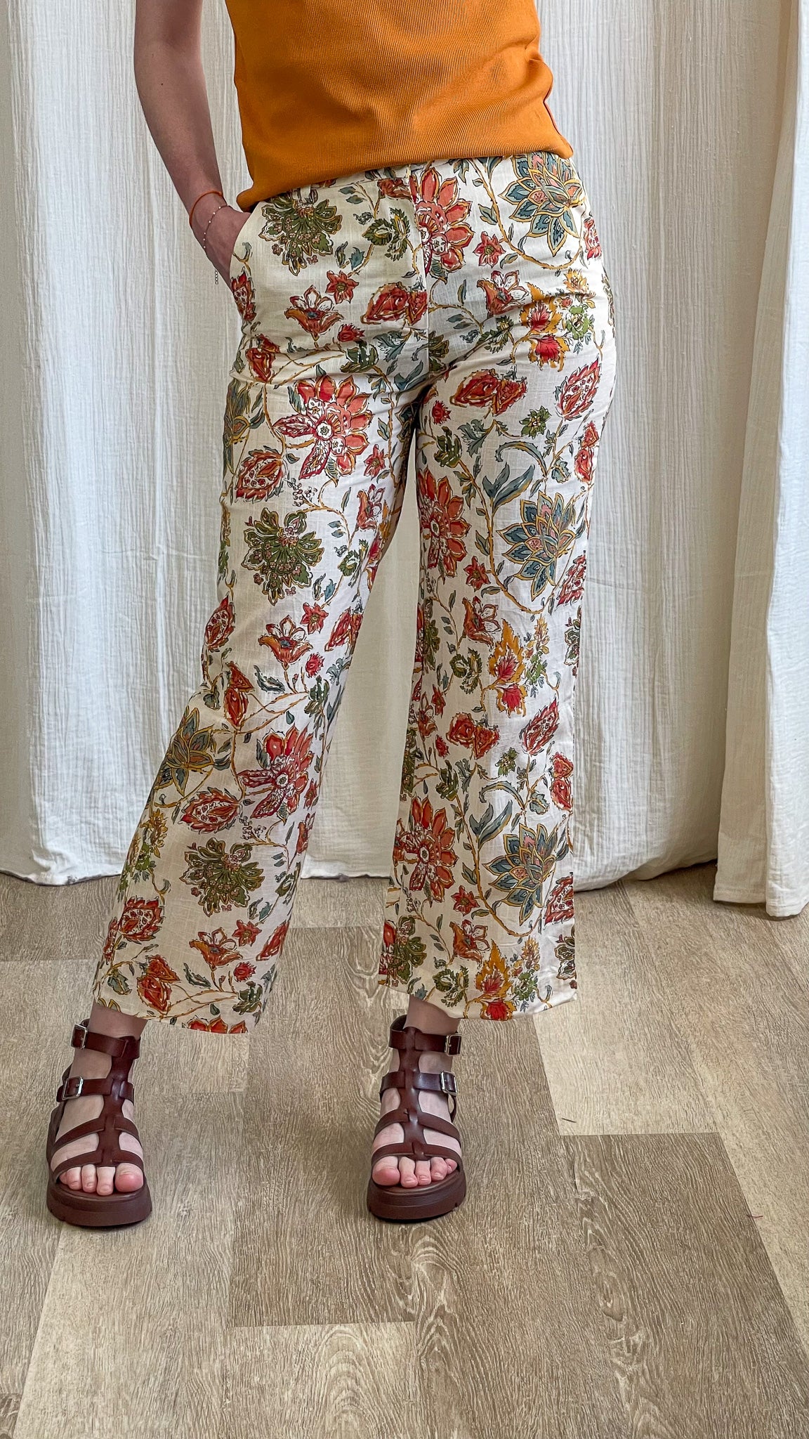 Pantalon fluide coton fleuri femme coupe large motif floral vintage rouge et vert taille haute style bohème chic