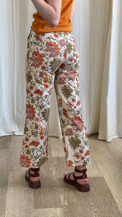 Pantalon fluide coton imprimé floral bohème femme, coupe droite large, motifs fleurs rouge orangé sur fond écru