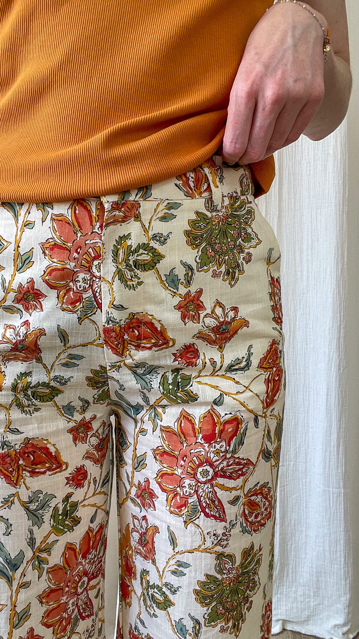 Pantalon fluide coton imprimé floral bohème femme, motifs fleurs rouge et vert sur fond écru, taille haute
