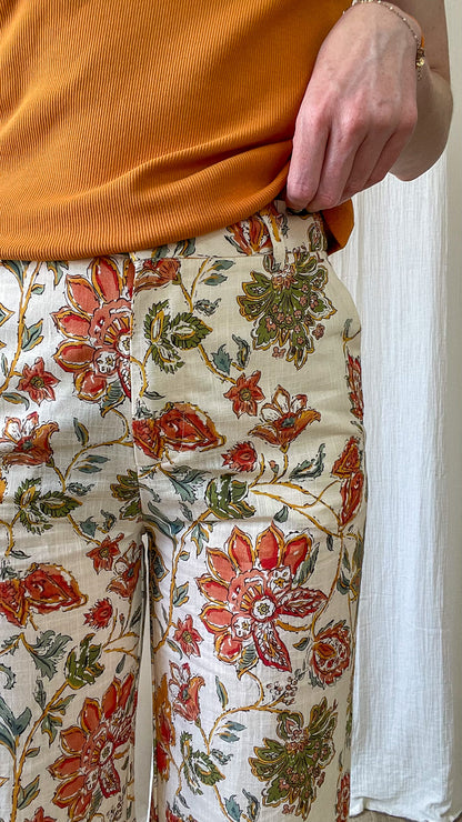 Pantalon fluide coton imprimé floral bohème femme, motifs fleurs rouge et vert sur fond écru, taille haute