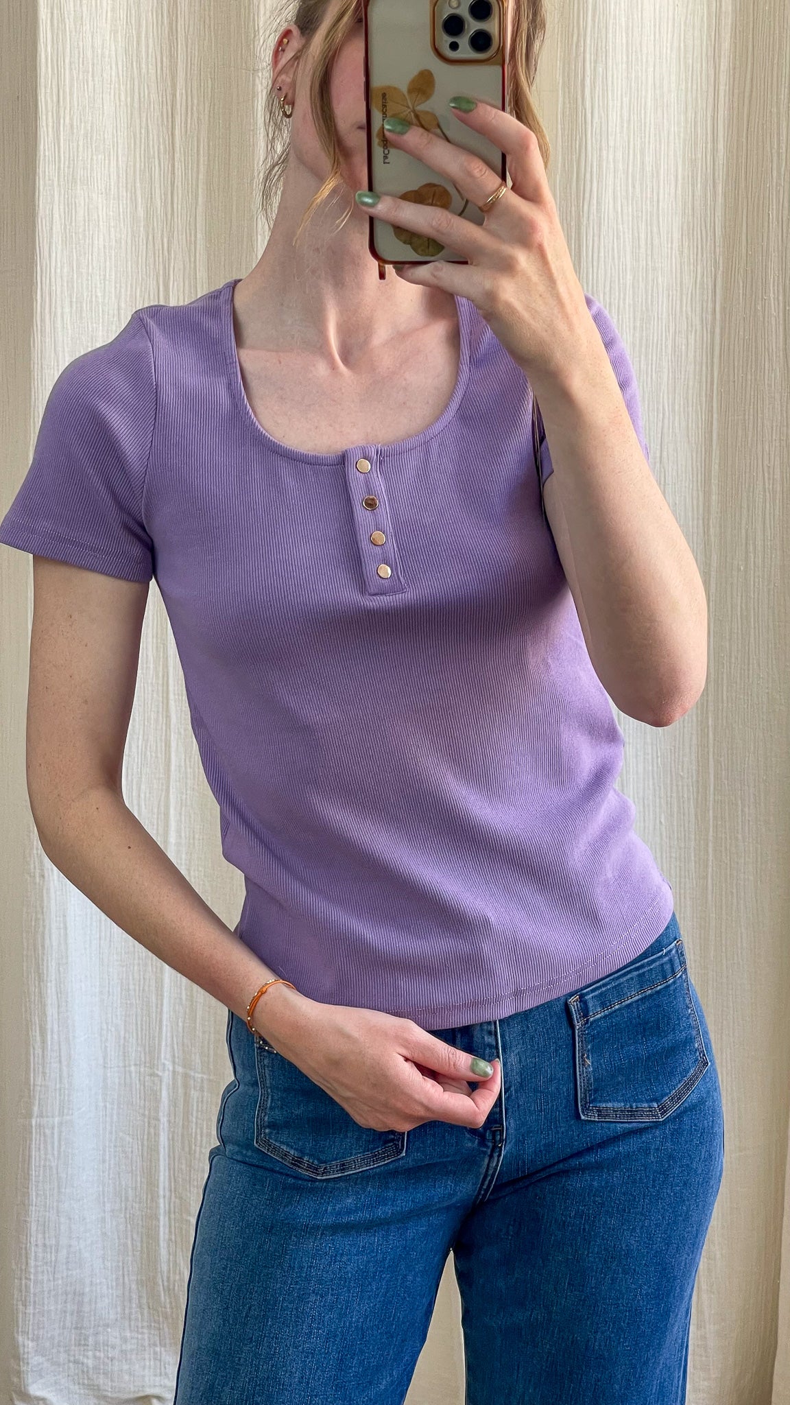 T-shirt côtelé violet lavande femme col rond avec boutons pression manches courtes coupe ajustée casual