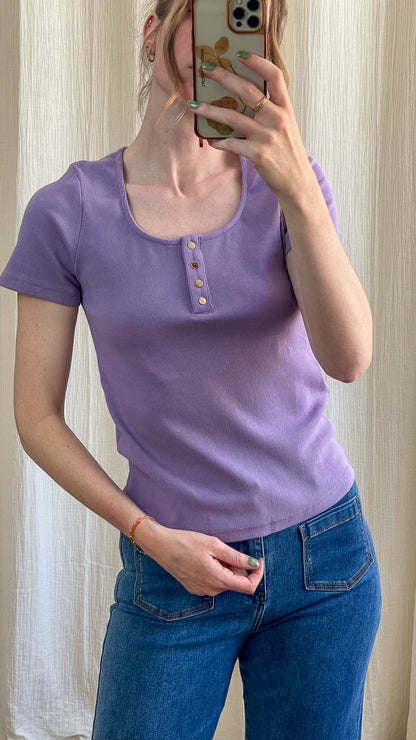 T-shirt côtelé violet lavande femme col rond avec boutons pression manches courtes coupe ajustée casual
