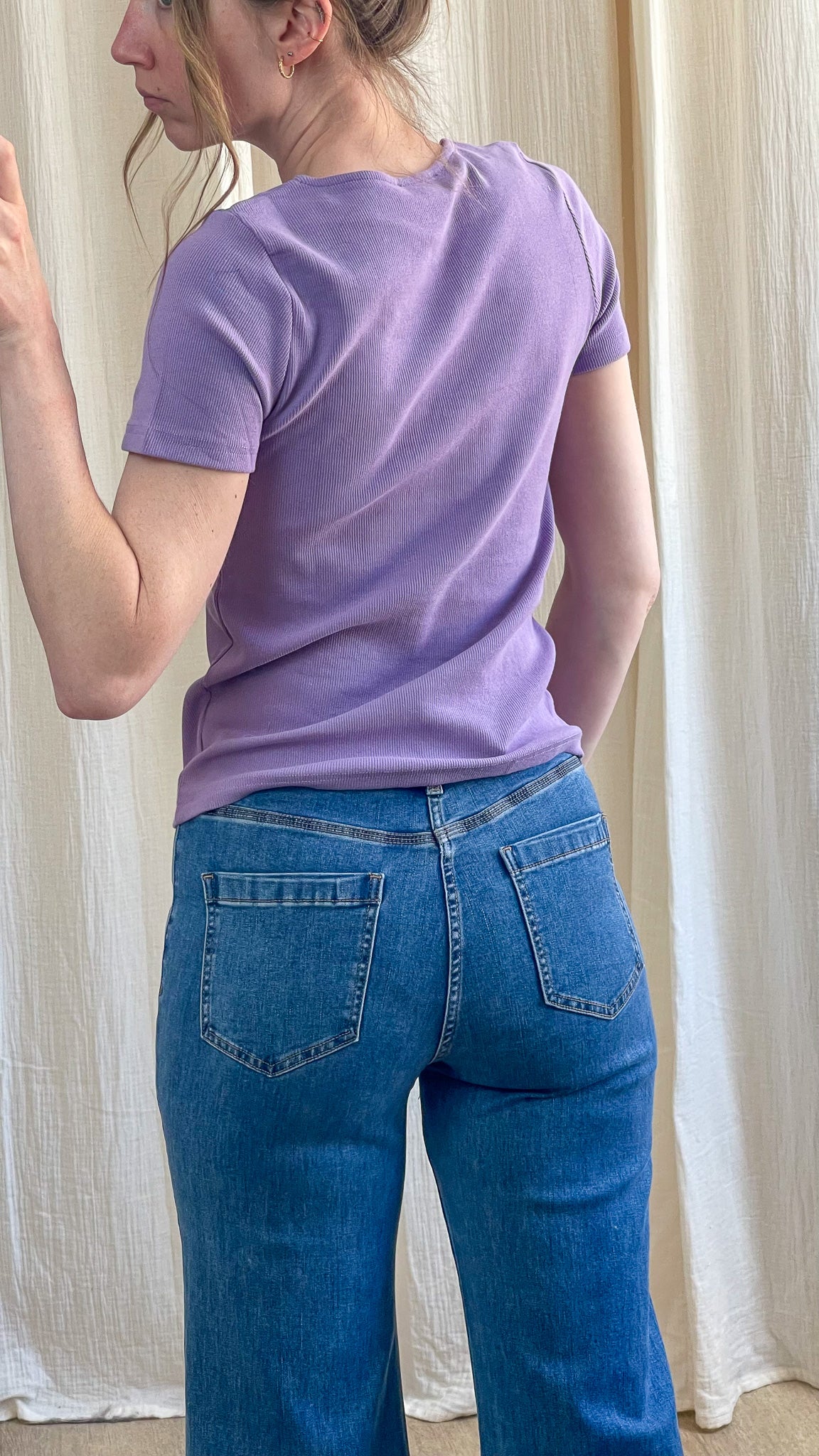 T-shirt côtelé violet manches courtes coupe ajustée femme porté avec jean taille haute dos