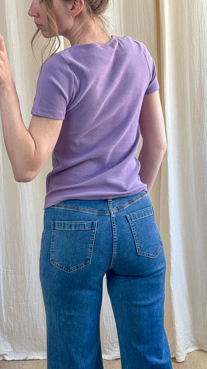 T-shirt côtelé violet manches courtes coupe ajustée femme porté avec jean taille haute dos