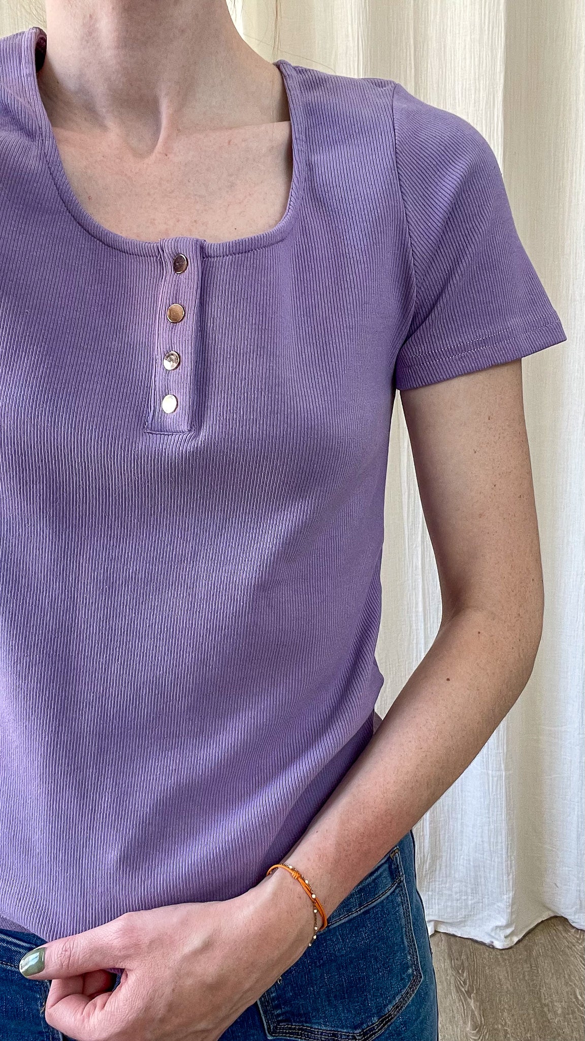 T-shirt côtelé violet lavande femme manches courtes col rond boutons pression style casual
