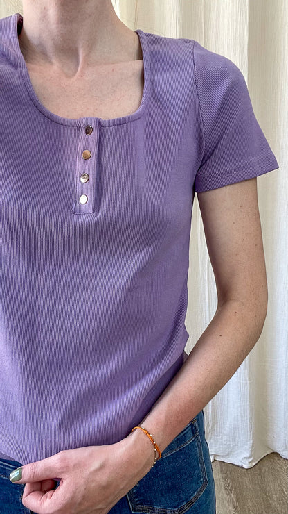 T-shirt côtelé violet lavande femme manches courtes col rond boutons pression style casual