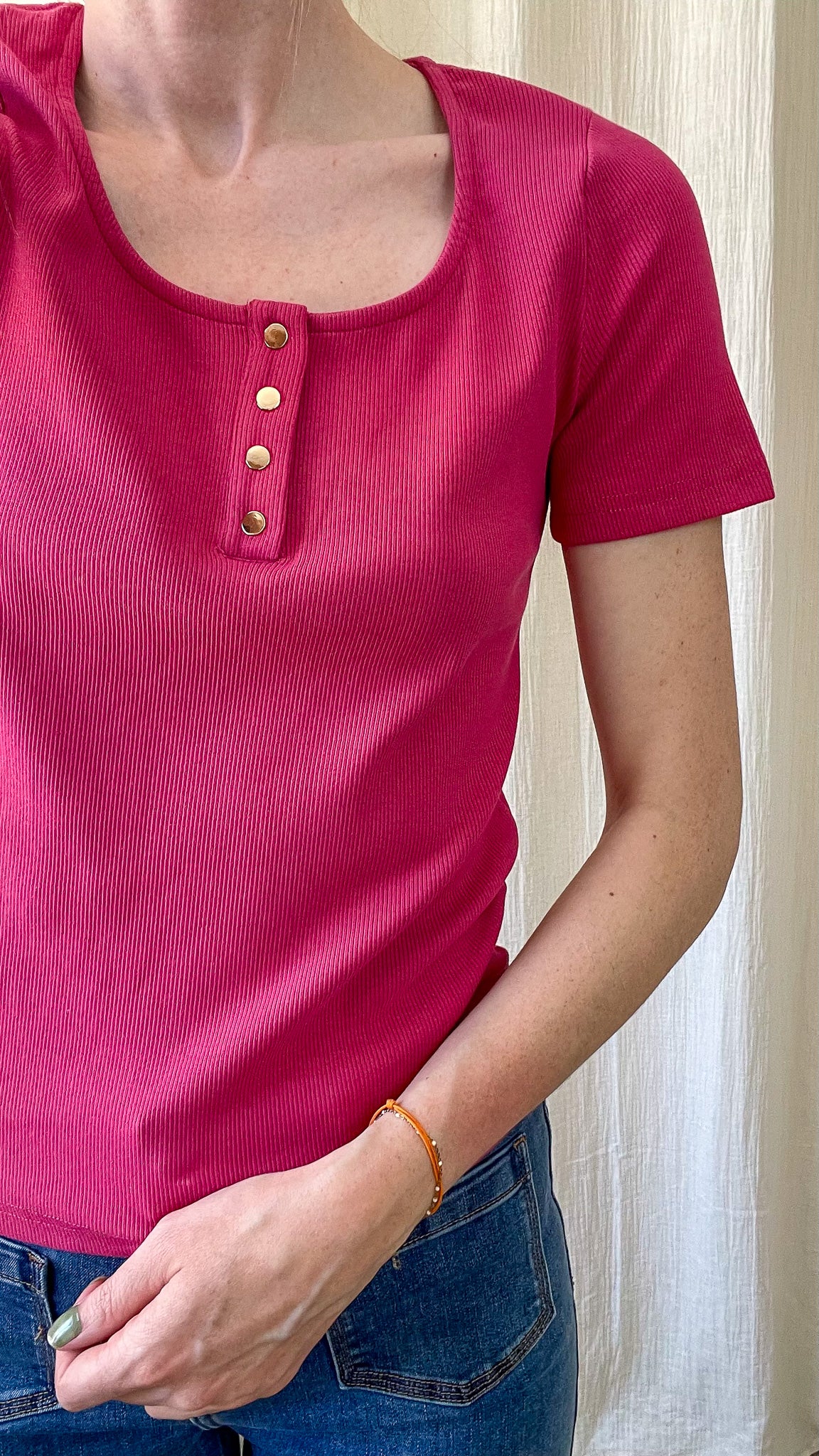 T-shirt côtelé rose fuchsia femme à boutons dorés col rond manches courtes coupe ajustée style casual chic
