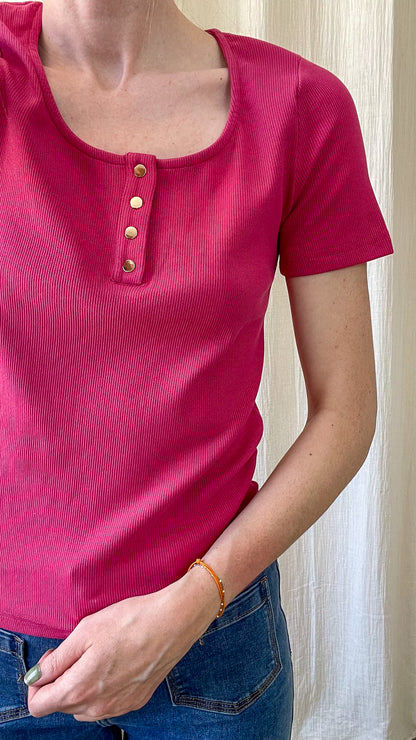 T-shirt côtelé rose fuchsia femme à boutons dorés col rond manches courtes coupe ajustée style casual chic