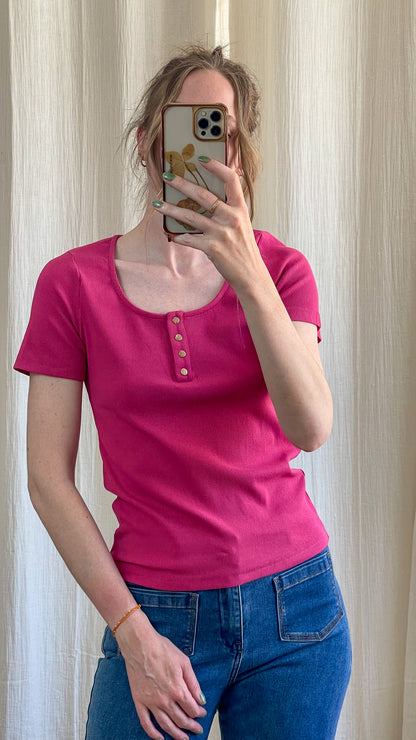 T-shirt côtelé rose fuchsia femme col rond avec boutons dorés coupe ajustée manches courtes