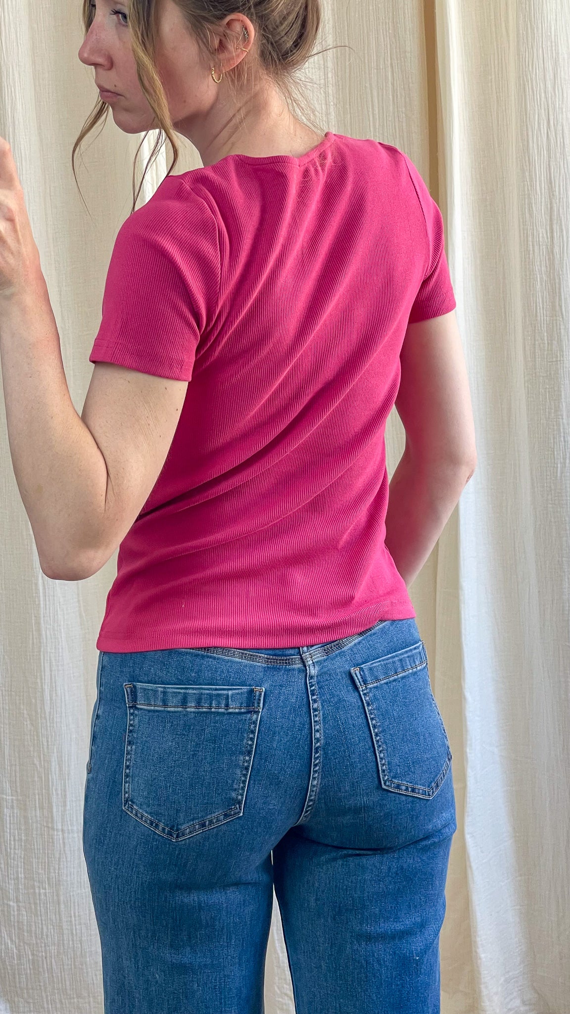 T-shirt côtelé rose fuchsia manches courtes coupe ajustée femme porté avec jean bleu vue dos