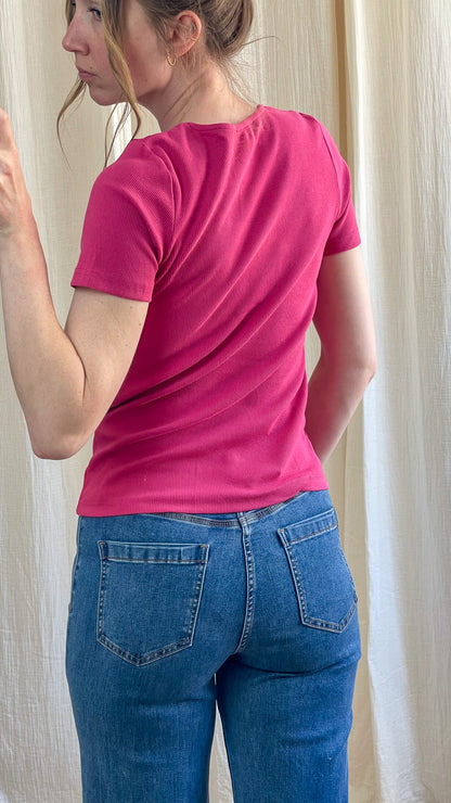T-shirt côtelé rose fuchsia manches courtes coupe ajustée femme porté avec jean bleu vue dos