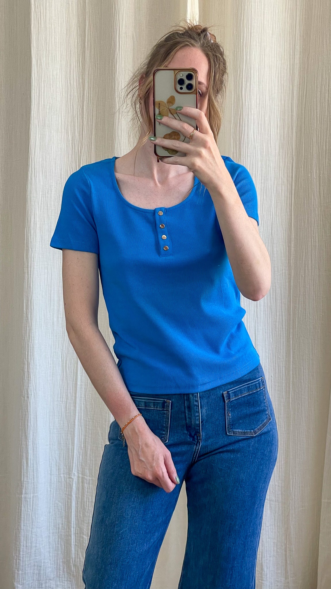 T-shirt côtelé bleu roi femme avec col rond et boutons dorés style henley manches courtes