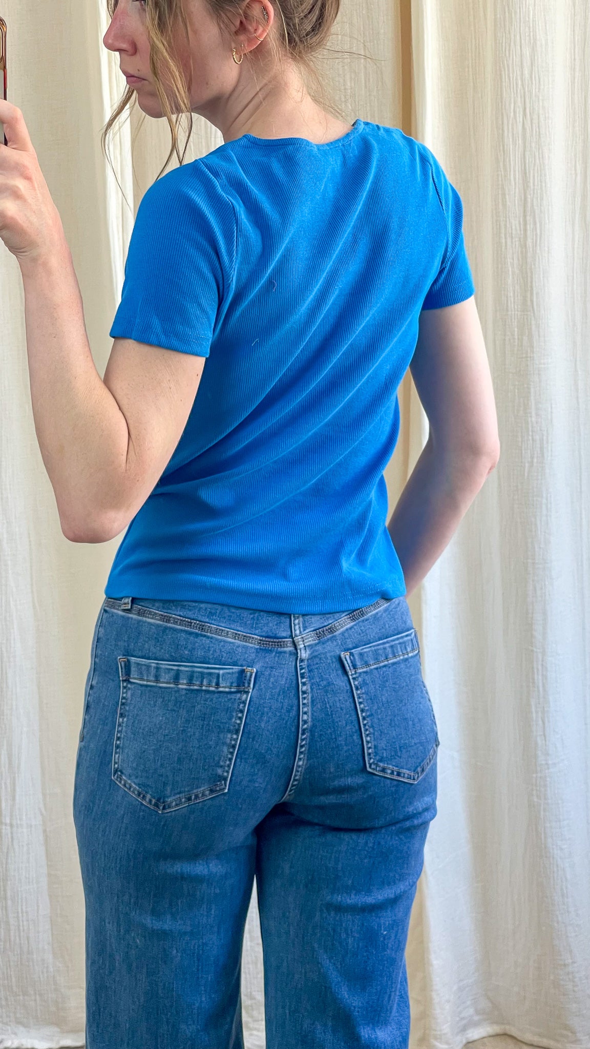 T-shirt côtelé bleu électrique manches courtes coupe ajustée femme porté avec jean taille haute